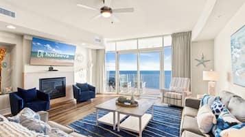 Condo exclusif, 3 chambres, balcon, vue sur l’océan | Salle de séjour | Téléviseur à écran plat
