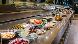 Un bufé con diferentes opciones de comida y una vitrina.