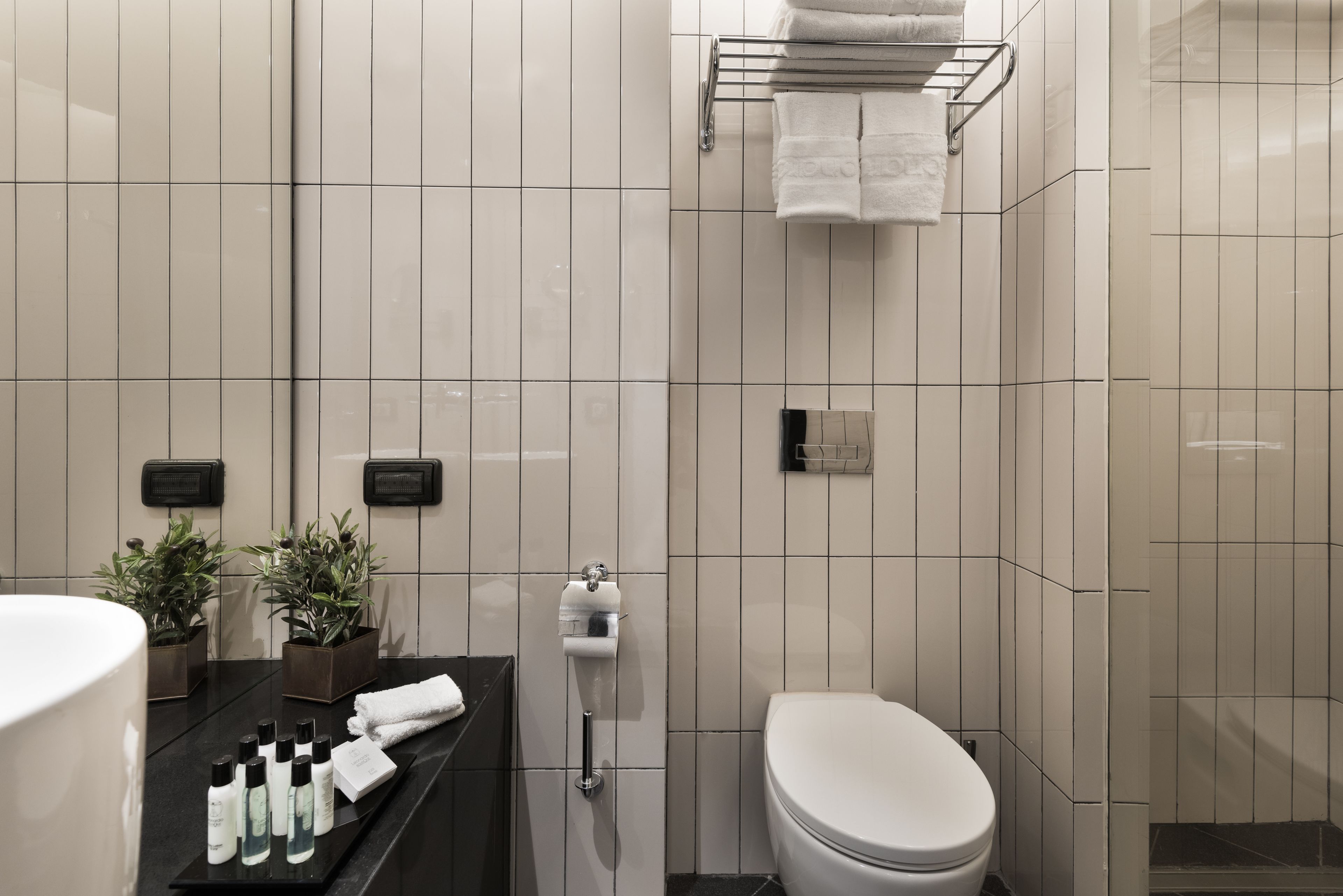 executive room | bathroom | shower, free toiletries, hair dryer, bathrobes