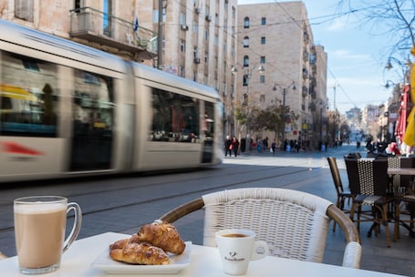 Outdoor dining. Leonardo Boutique Jerusalem