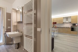 Appartement, 1 chambre | Salle de bain | Douche, articles de toilette (gratuits), séchoir à cheveux, bidet