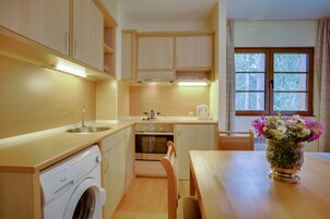 Fridge, oven, stovetop, cookware/dishes/utensils