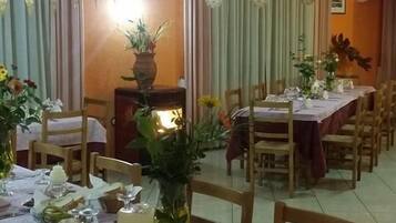 Petit déjeuner et déjeuner servis sur place, restauration en plein air