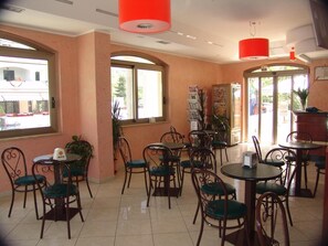 Breakfast, lunch and dinner served - Hotel Mistef (Falerna)