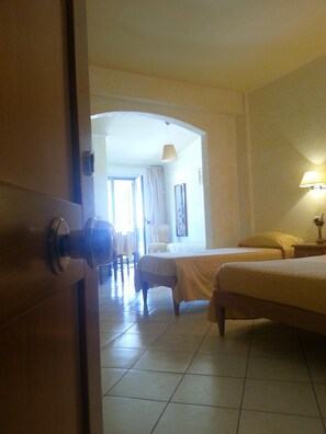 Coffres-forts dans les chambres, bureau, lits bébé (gratuits)