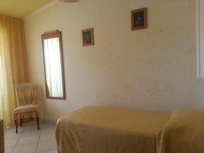 In-room safe, desk, free cots/infant beds, rollaway beds - Hotel Mistef (Falerna)