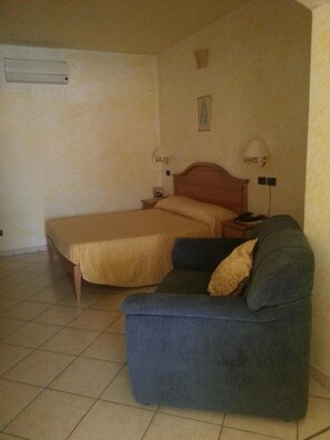 In-room safe, desk, free cots/infant beds, rollaway beds - Hotel Mistef (Falerna)