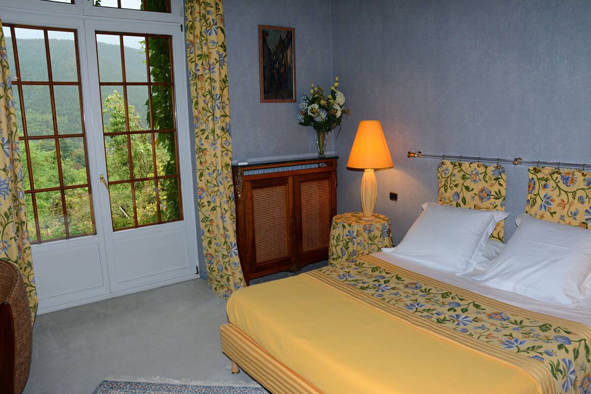 Phòng Suite (aigue marine) | Bộ đồ giường cao cấp, két bảo mật tại phòng, bàn
