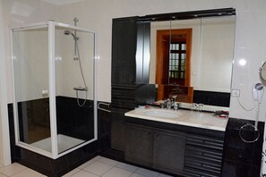 Phòng Suite (Ambre) | Phòng tắm | Đồ dùng nhà tắm miễn phí, máy sấy tóc, khăn tắm