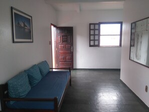 Casa, 2 habitaciones | Sala de estar | Televisión de pantalla plana