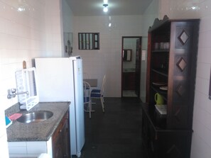 Casa, 2 quartos | Cozinha privada | Geladeira, fogão, cooktop, talheres/pratos/utensílios de cozinha