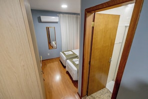Double Superior Twin | Cofres nos quartos, escrivaninha, cortinas blackout, Wi-Fi de cortesia