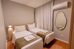 Superior Quadruple | In-room safe, desk, blackout curtains, free WiFi - Hotel San Gabriel (São Paulo)