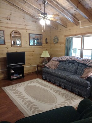 Family Cabin | Living room | Flat-screen TV - Crossroads Motel and Cabins (Montello)