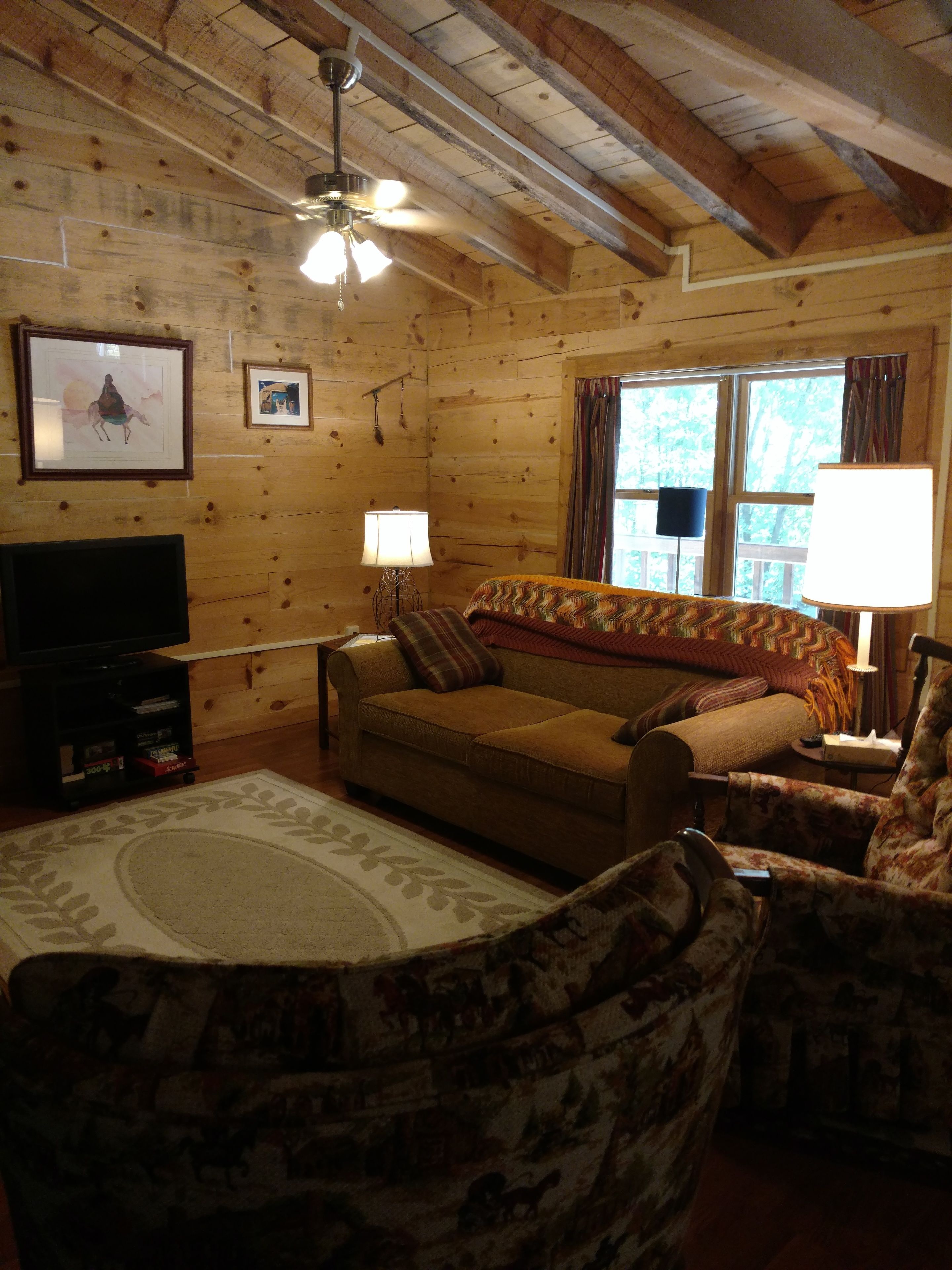 Traditional Cabin | Living room | Flat-screen TV