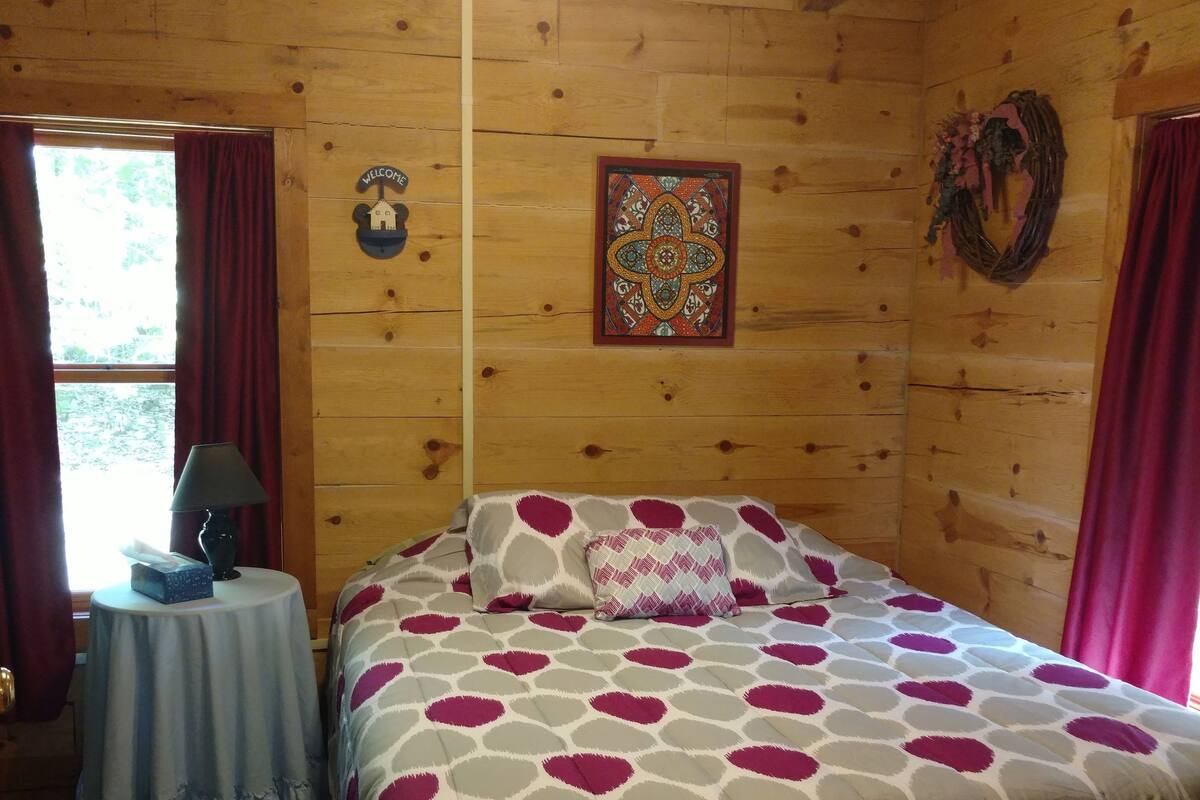Traditional Cabin | Rollaway beds (free), individually decorated, individually furnished