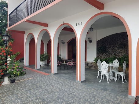 Basic Studio | Outdoor dining