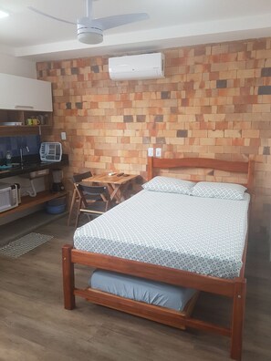 Standard Studio | Desk, free WiFi, bed sheets