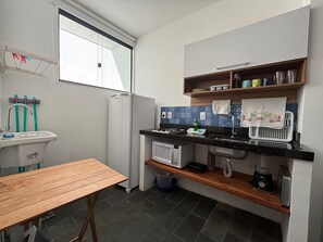 Executive-studio | Yksityinen keittiö | Jääkaappi, tehosekoitin, keittoastiat/astiat/ruokailuvälineet