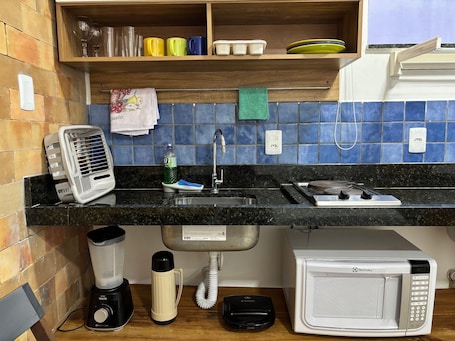 Refrigerador, licuadora, utensilios de cocina