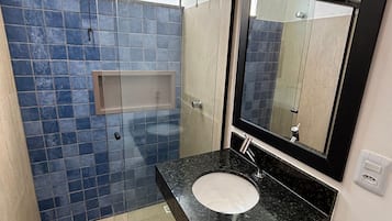 Standard Studio | Bathroom | Shower, rainfall showerhead, towels