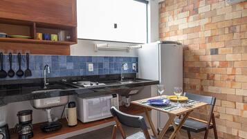 Estúdio standard | Cozinha privada | Geladeira, liquidificador, talheres/pratos/utensílios de cozinha