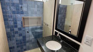 Estúdio standard | Banheiro | Chuveiro, chuveiro com efeito de chuva, toalhas de banho