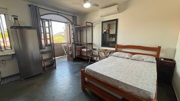 Escritorio, wifi gratis y ropa de cama