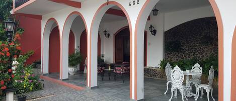 Basic Studio | Outdoor dining