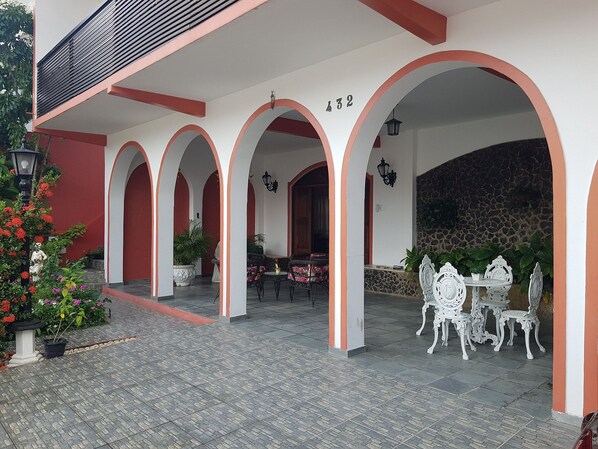 Basic Studio | Outdoor dining