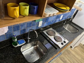 Refrigerador, licuadora, utensilios de cocina