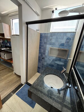 Estudio estándar | Baño | Ducha, cabezal de ducha tipo lluvia y toallas