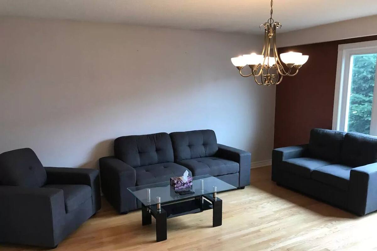 Room, 1 Queen Bed | Living room