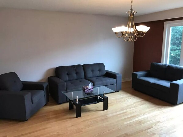 Room, 1 Queen Bed | Living room