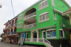 Fachada de la propiedad