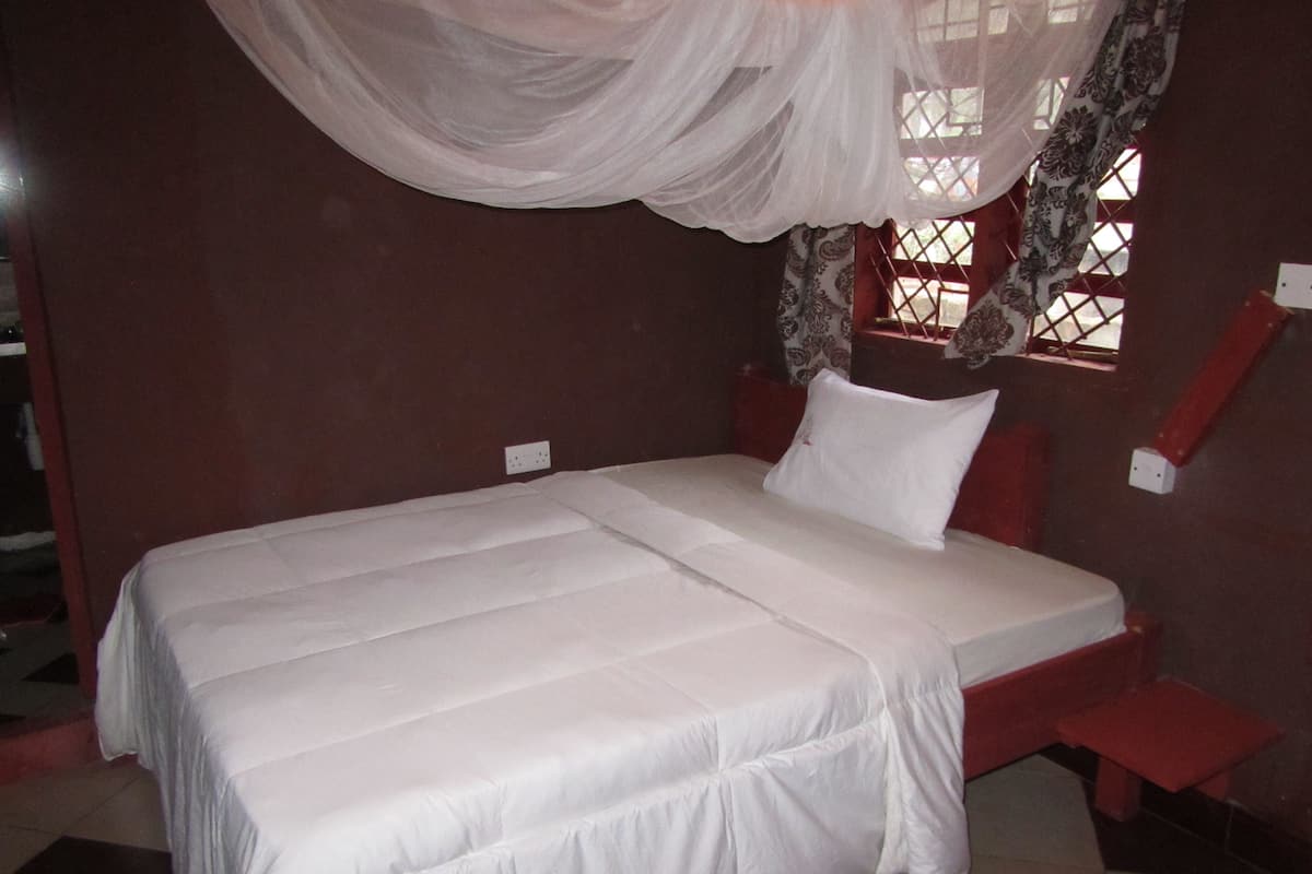 Double Room, Ensuite | Iron/ironing board (on request), WiFi (free)