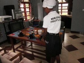 朝食 (コンチネンタル ブレックファスト)、毎日提供 (無料)