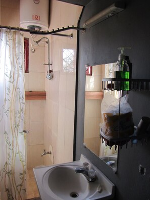 ダブルルーム エンスイート | バスルーム | シャワー、バスアメニティ (無料)、タオル