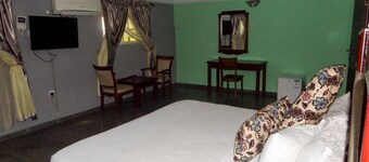 Golden Bird Hotel & Suites