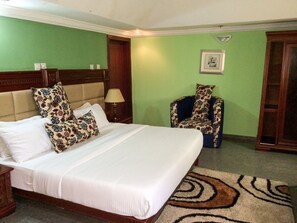 Desk, WiFi - Golden Bird Hotel & Suites (Lekki)