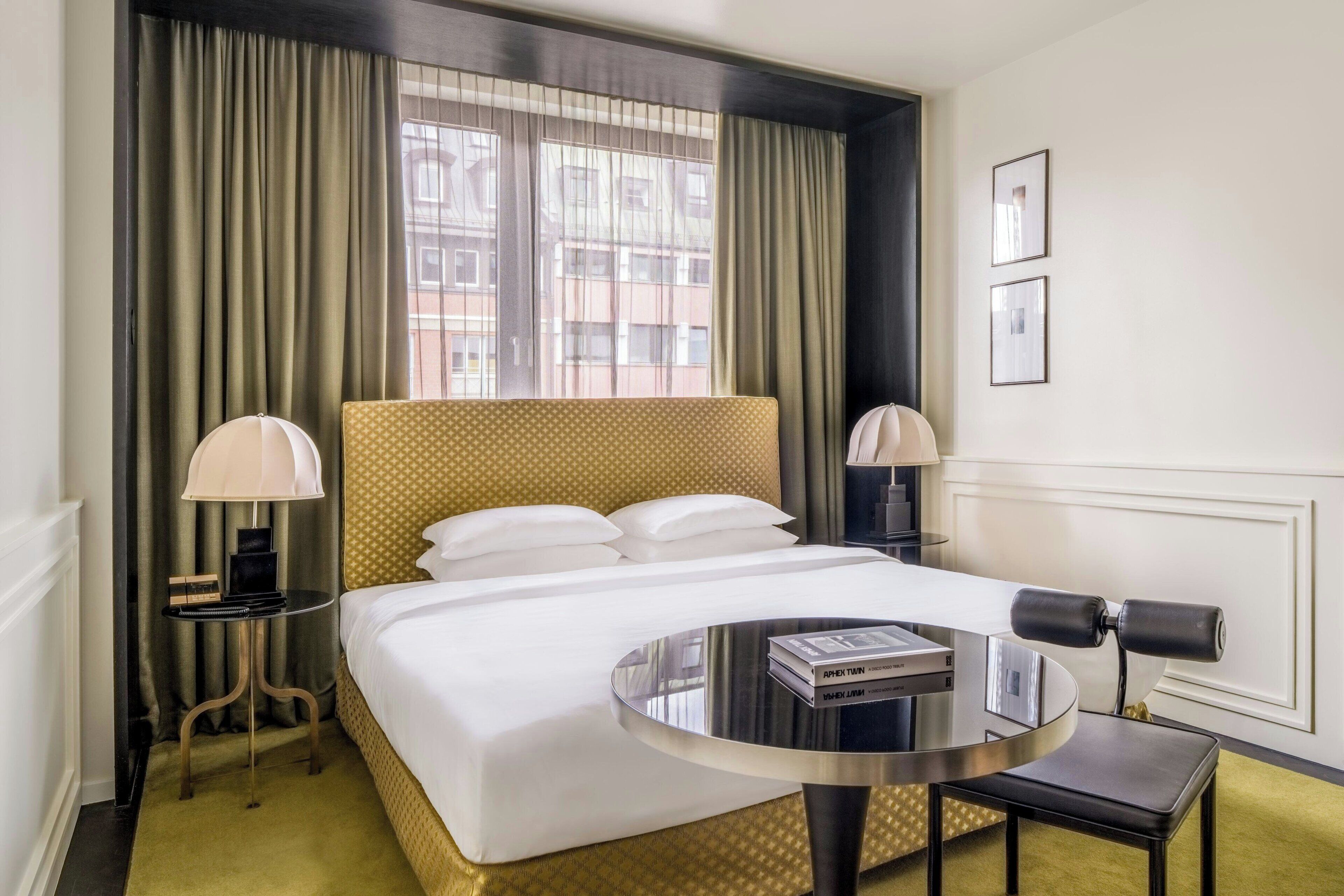 Deluxe-huone, 1 suuri parisänky | Ylelliset vuodevaatteet, untuvapeitot, pillowtop-patjalliset sängyt