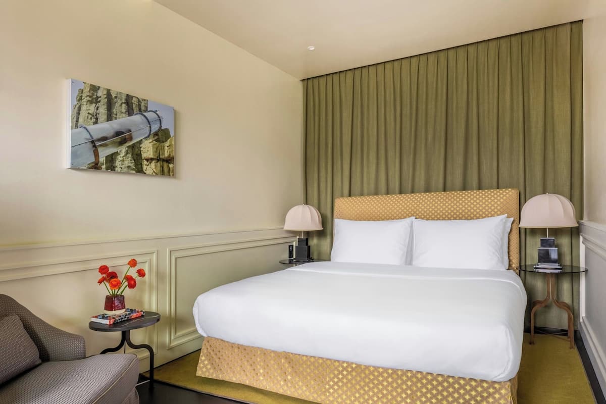 Premium Room, 1 King Bed, Balcony | Premium bedding, down comforters, pillowtop beds, minibar