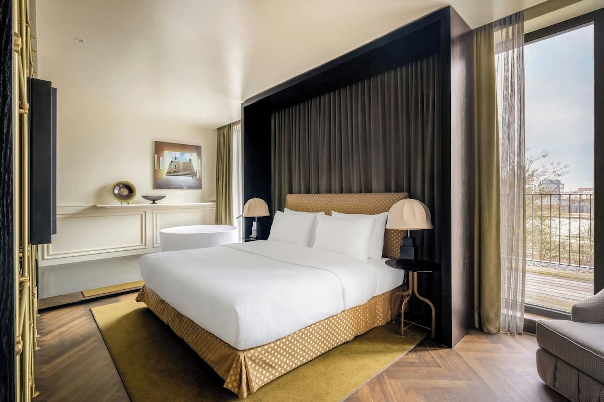 Premium Suite, 1 Bedroom, Balcony | Premium bedding, down comforters, pillowtop beds, minibar