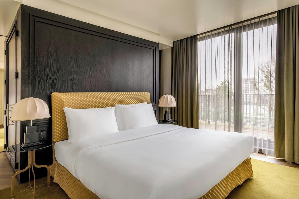 Suite, 1 Bedroom, Balcony | Premium bedding, down comforters, pillowtop beds, minibar