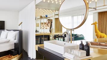 Baignoire et douche séparées, douche à « effet pluie »