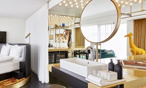 Erillinen kylpyamme ja suihku, sadesuihkupää, ilmaiset hygieniatuotteet