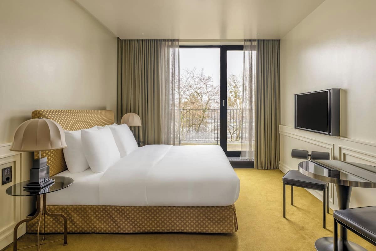 Deluxe Room, 1 King Bed | Premium bedding, down comforters, pillowtop beds, minibar