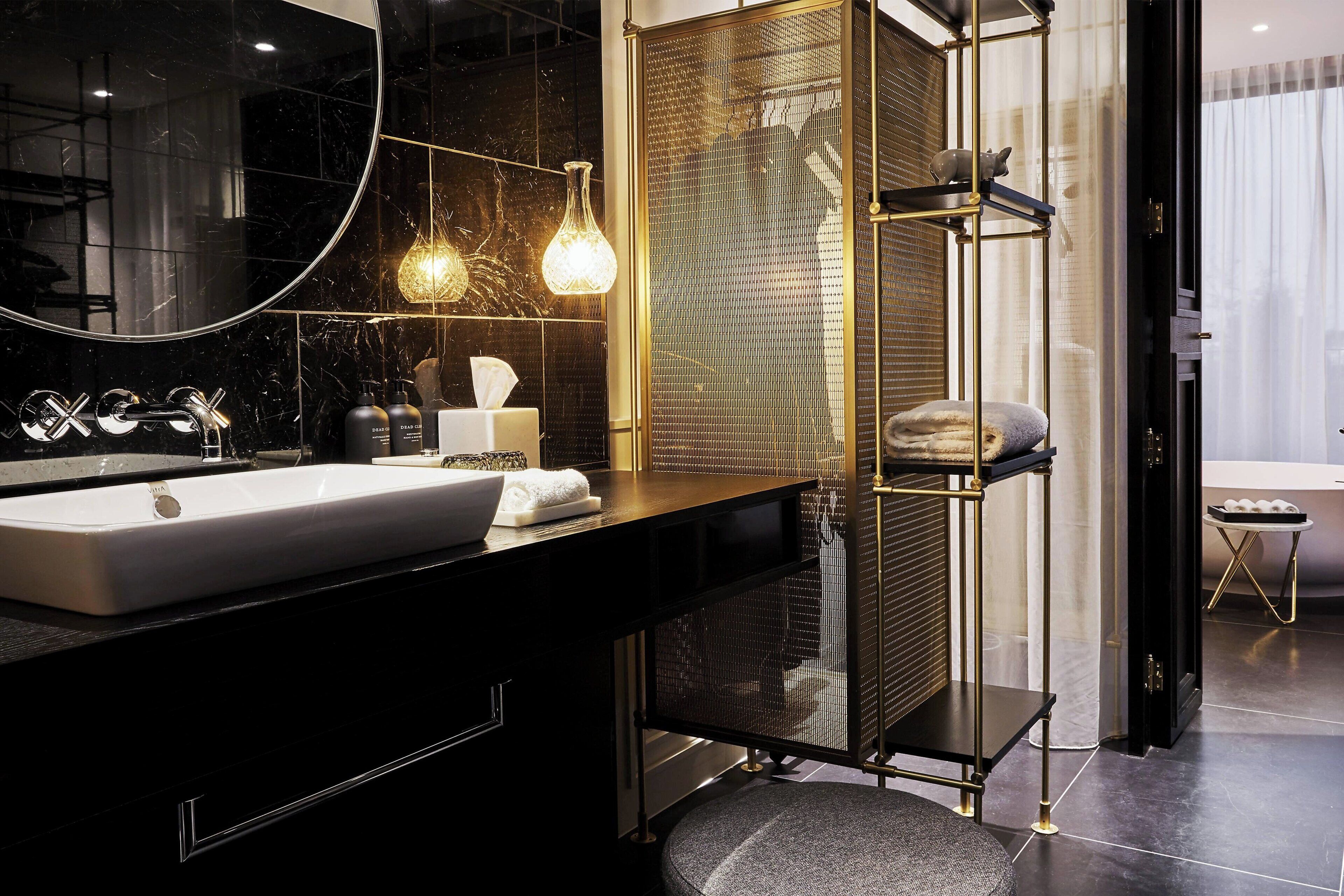 premium suite, 1 king bed, non smoking, balcony | 1 bedroom, premium bedding, down duvets, pillow-top beds