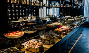 Daily buffet breakfast (EUR 42 per person) - Roomers Munich, Autograph Collection (Munich)