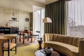 Suite, 1 letto king, balcone | Biancheria da letto di alta qualità, copriletto in piuma